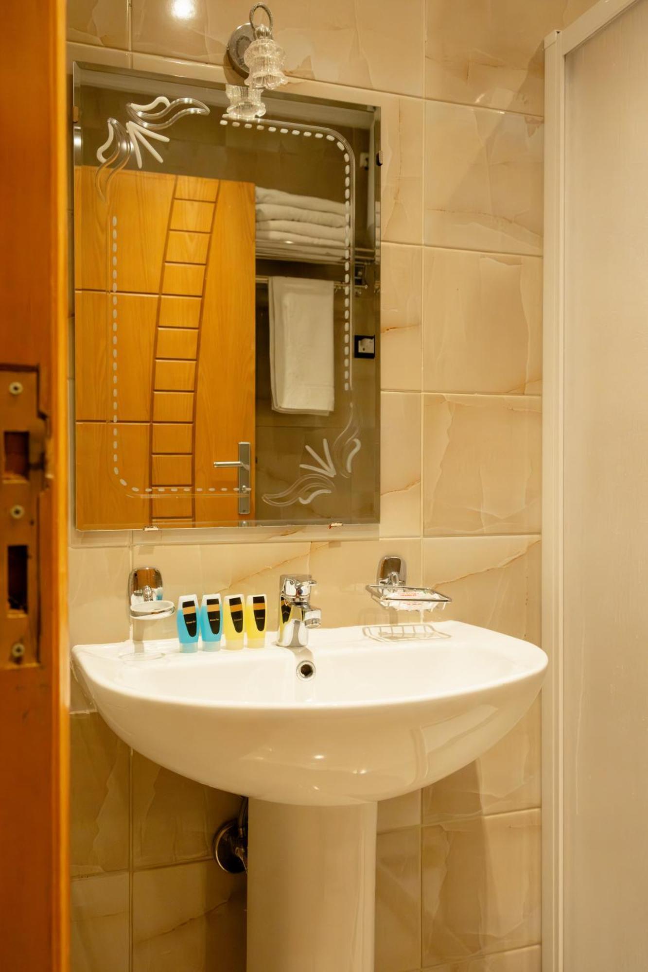 Jimmy Pyramids Hotel Kafrat al Jabal Exterior photo